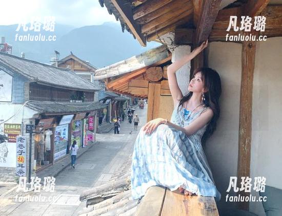 魅妍社-陈雅漫VICKY 魅妍社 - 陈雅漫VICKY的泳装私房图集:泳池边的热辣诱惑,你准备好了吗?